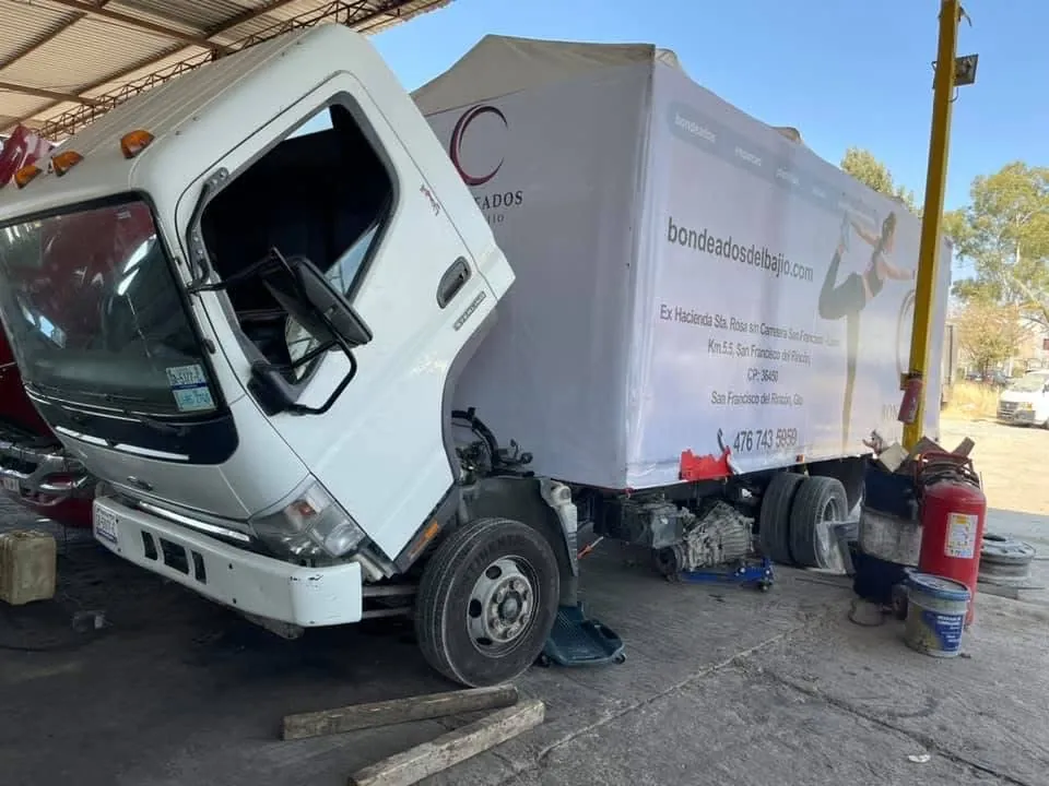 Tractocamión en zona de mantenimiento