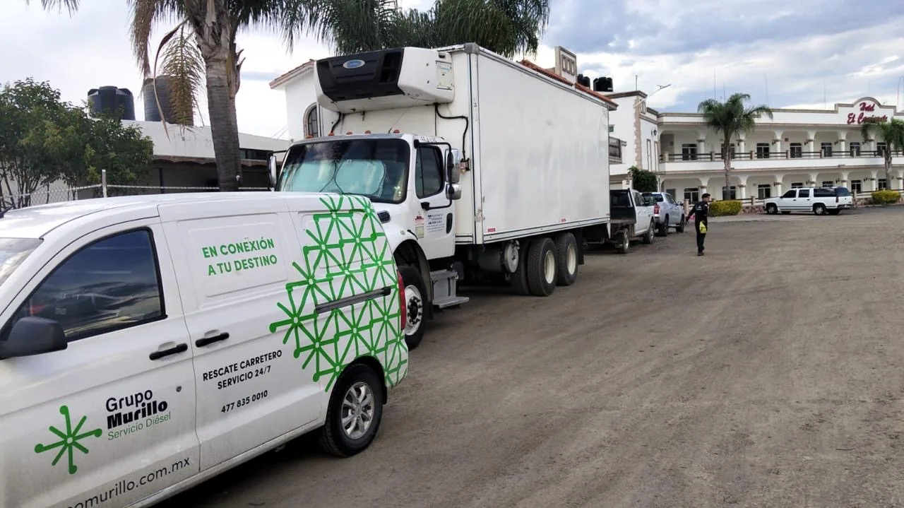 Camioneta de auxilio de Grupo Murillo junto a un tractocamión